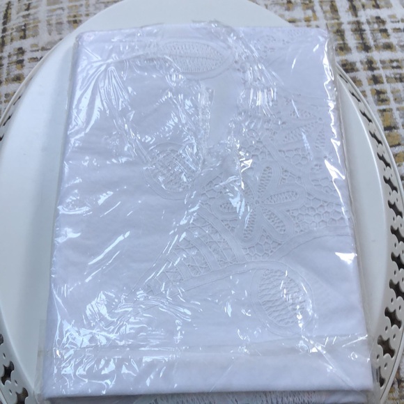 Batten lace 60”x90” oval 100% deluxe vinyl tablecloth wipe clean easy care - Picture 5 of 5